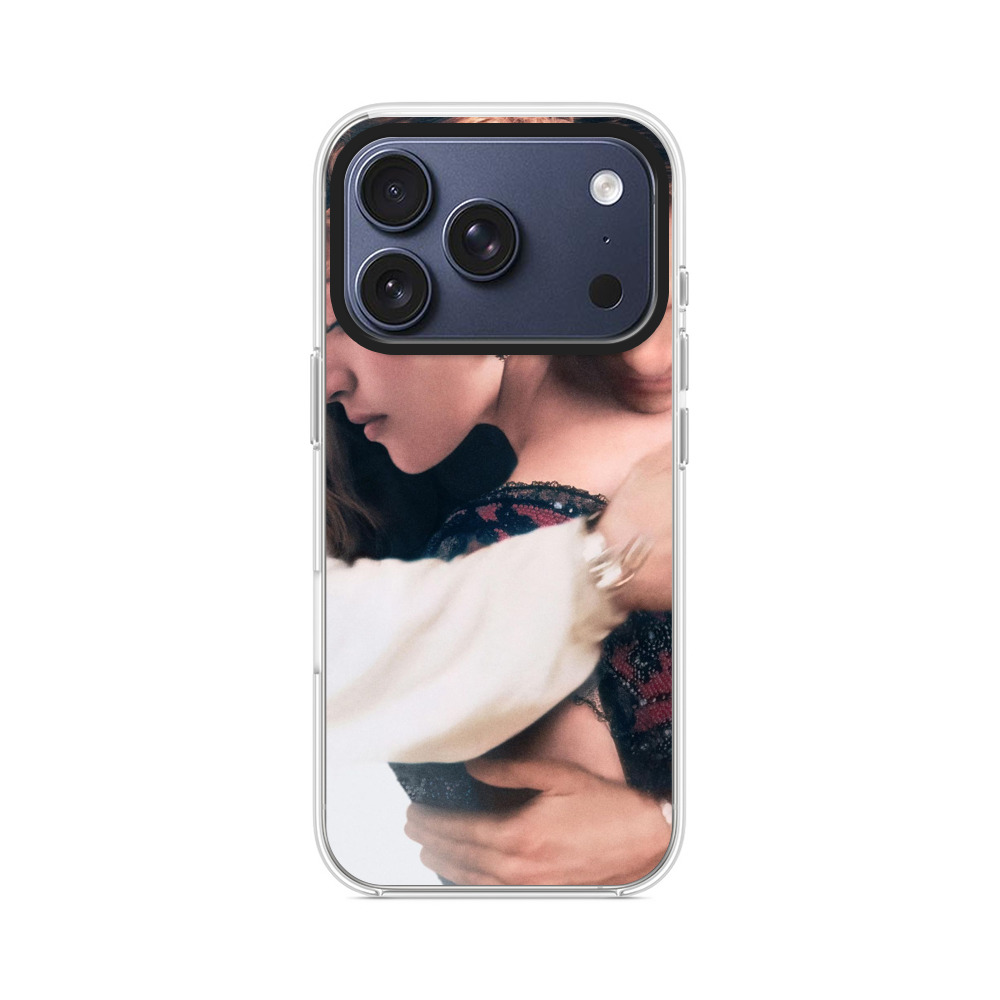 優しく抱き合うカップル iPhone 17 Proオリジナルケース